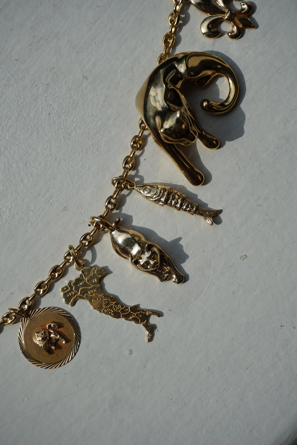 18K Yellow Gold Italy Pendant ( 1.8 g)
