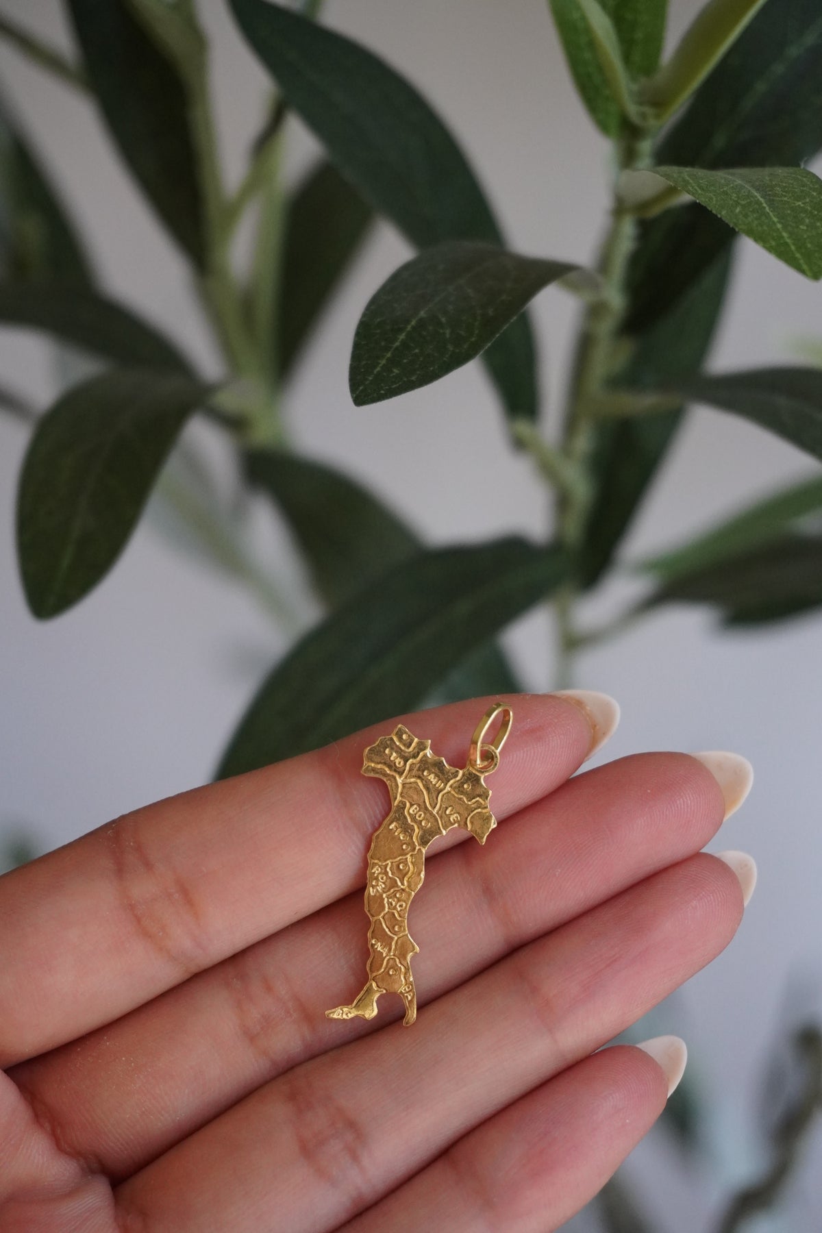 18K Yellow Gold Italy Pendant ( 1.8 g)