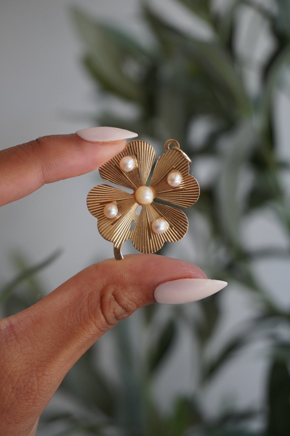 14K Yellow Gold 5 Pearl Engine Turned Four Leaf Clover Pendant (5.7 g)