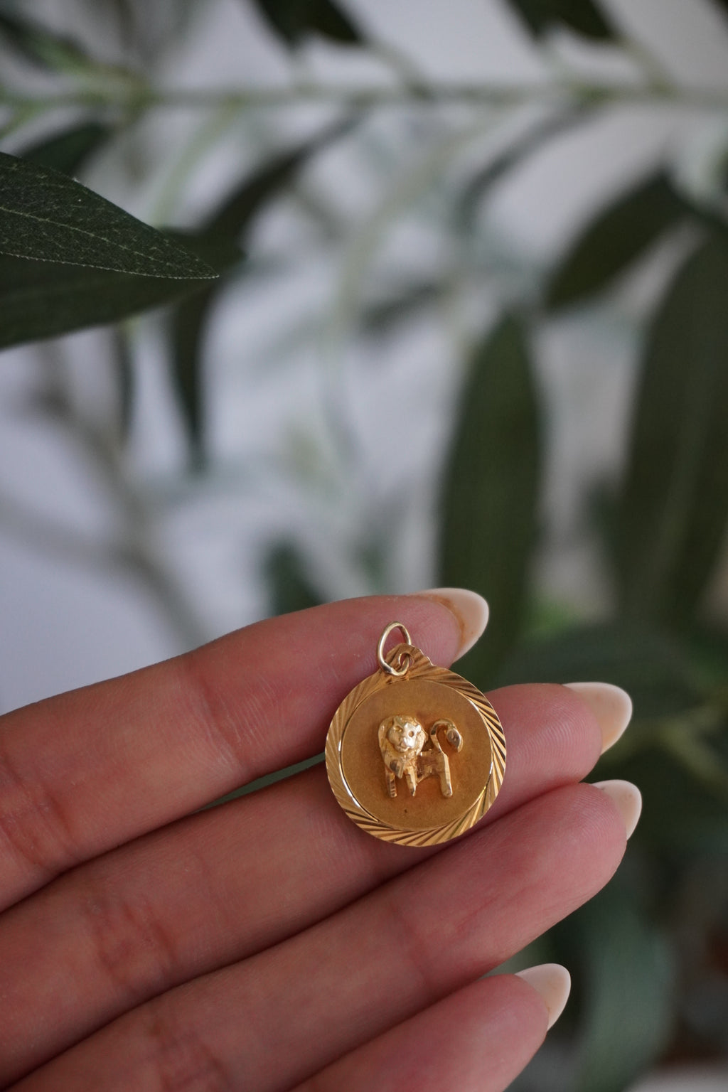 14K Yellow Gold Leo Zodiac Pendant (2.1 g)