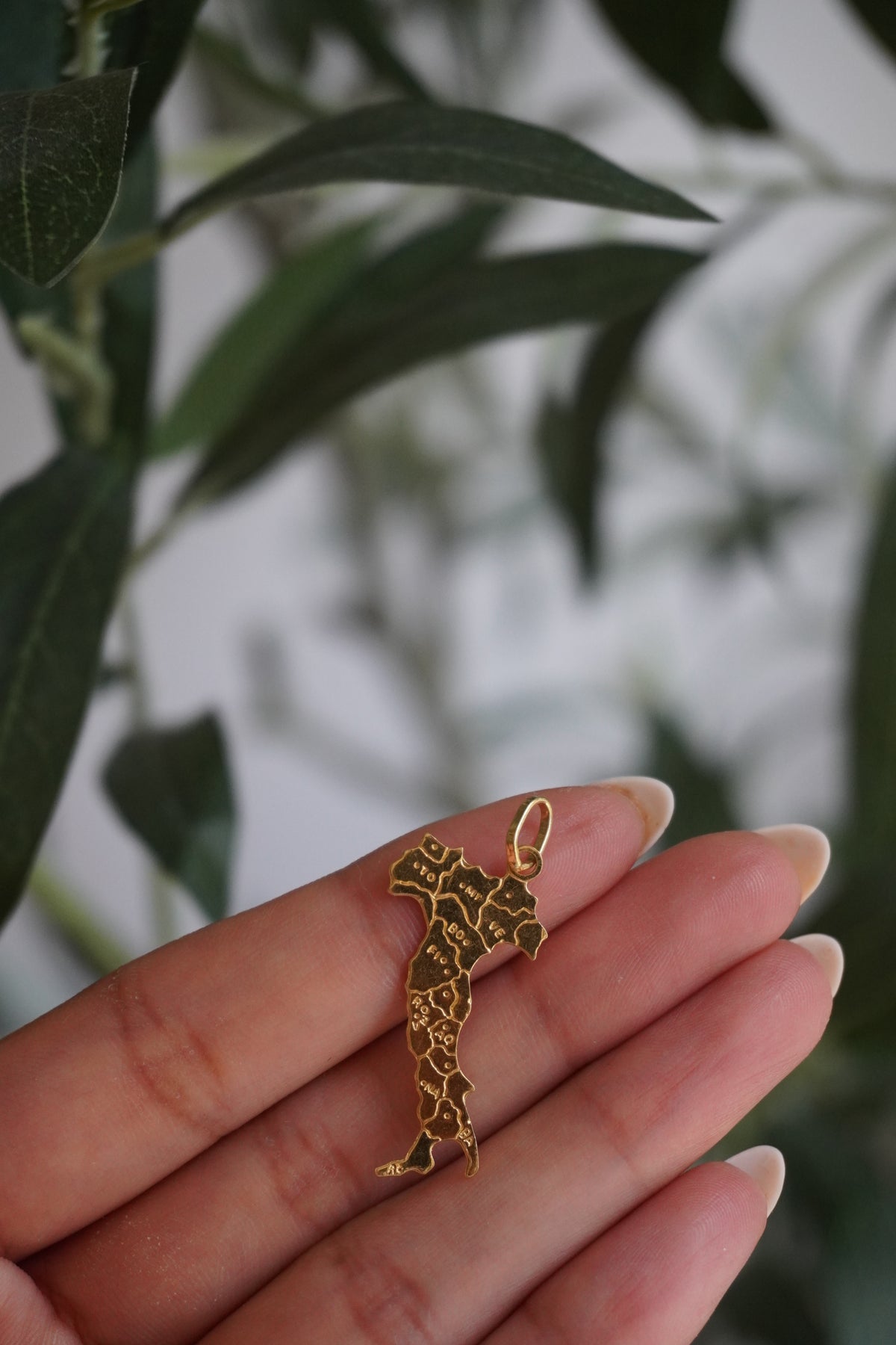 18K Yellow Gold Italy Pendant ( 1.8 g)