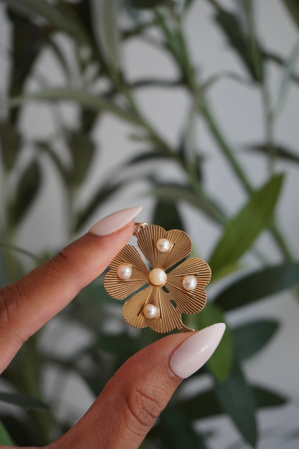 14K Yellow Gold 5 Pearl Engine Turned Four Leaf Clover Pendant (5.7 g)