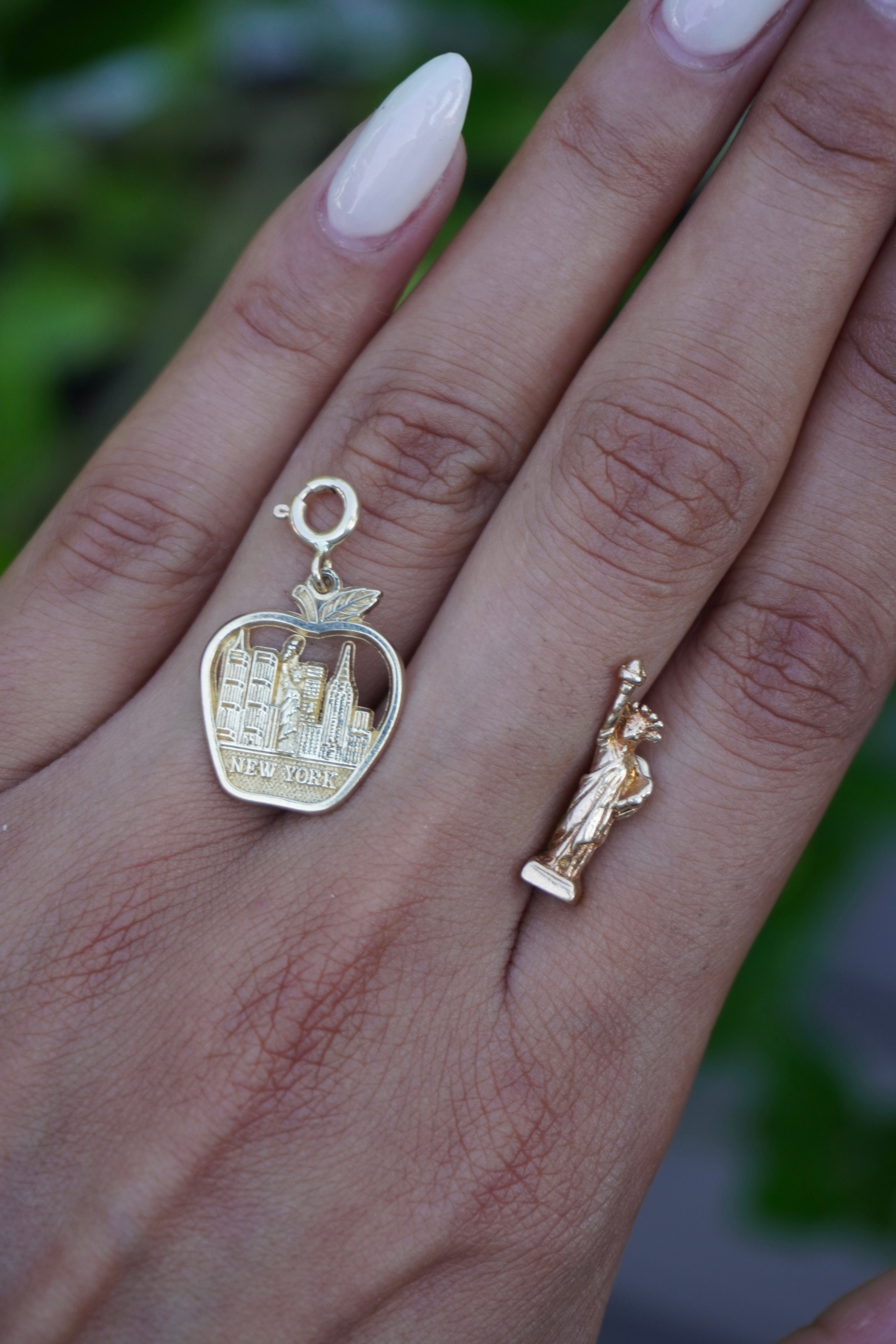 14K Yellow Gold New York Skyline Apple Pendant 0.40" 2.1g