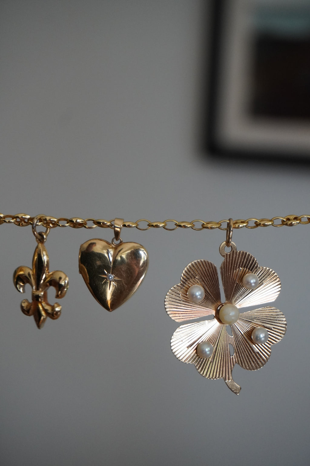 14K Yellow Gold 5 Pearl Engine Turned Four Leaf Clover Pendant (5.7 g)