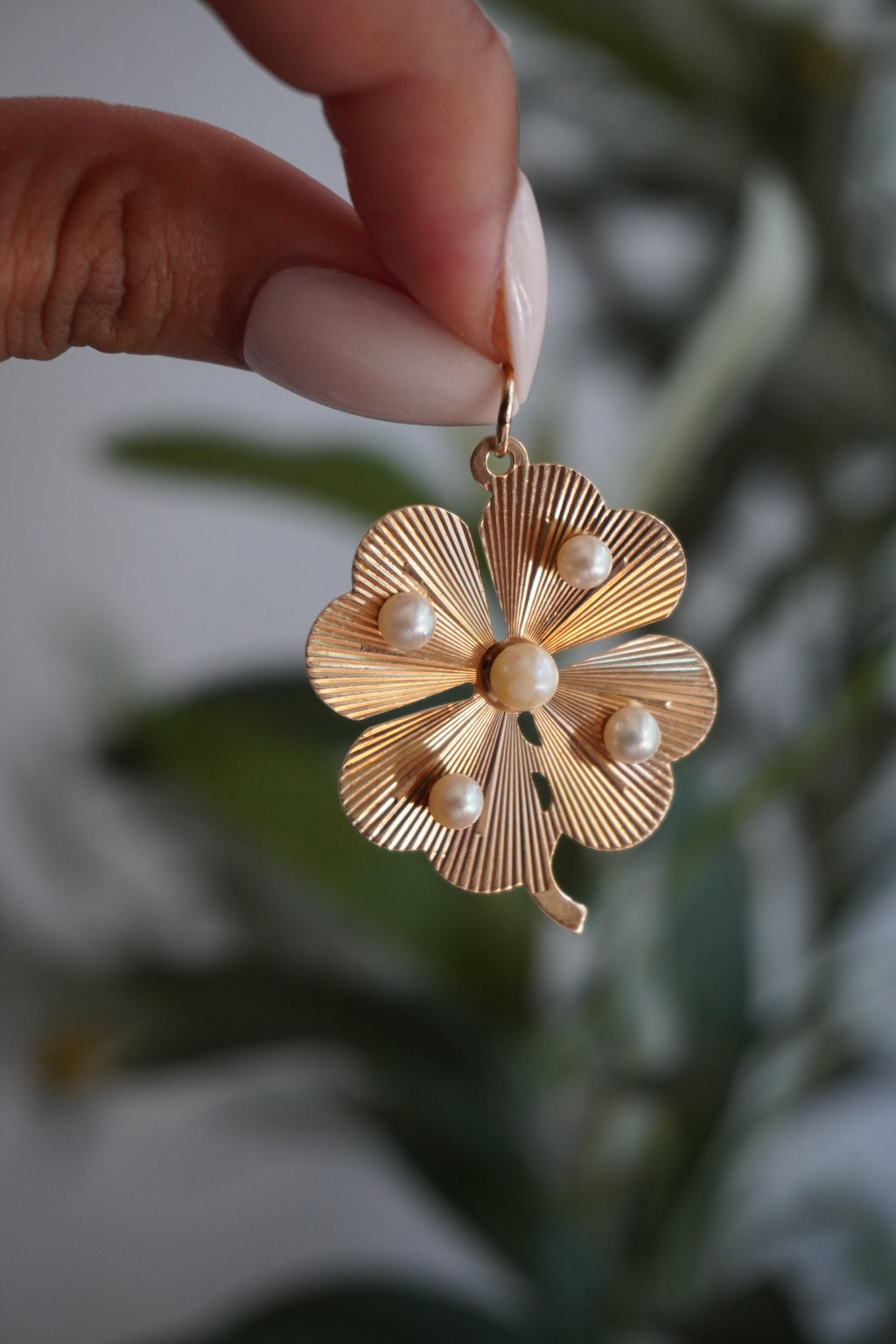 14K Yellow Gold 5 Pearl Engine Turned Four Leaf Clover Pendant (5.7 g)
