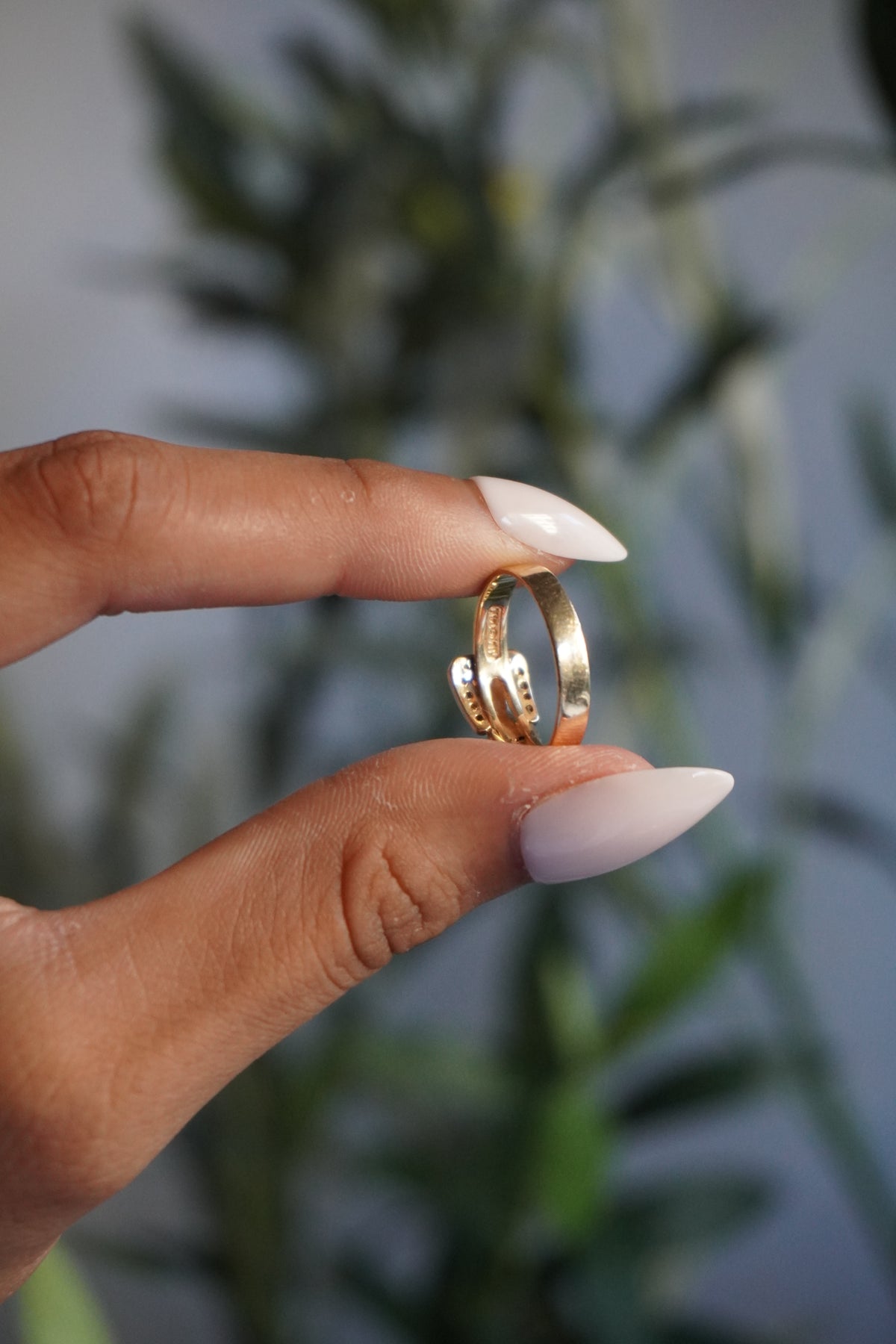 14K Yellow Gold Diamond (0.06 ctw) Buckle Ring Sz 7 (2.6 g)