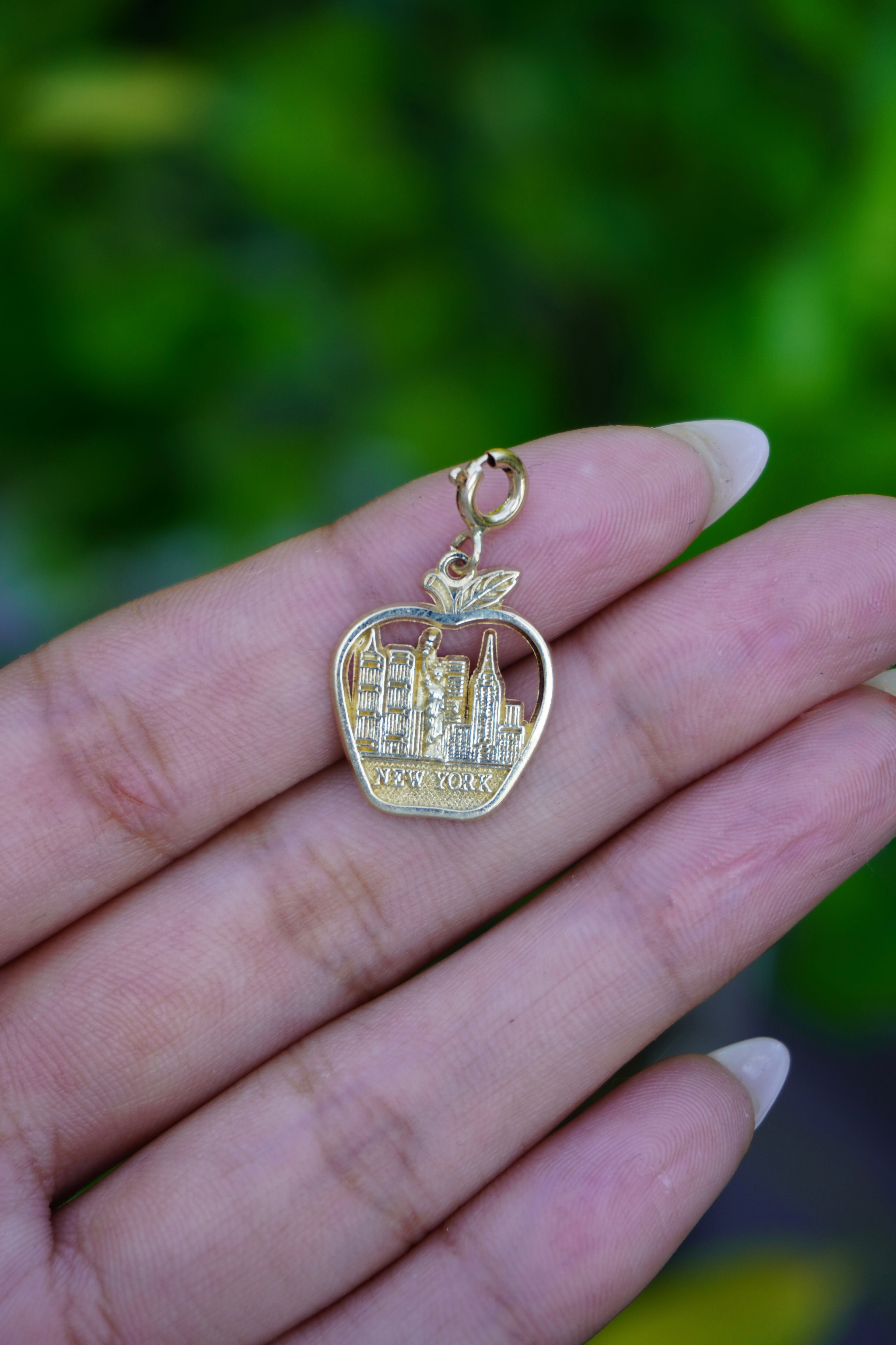 14K Yellow Gold New York Skyline Apple Pendant 0.40" 2.1g