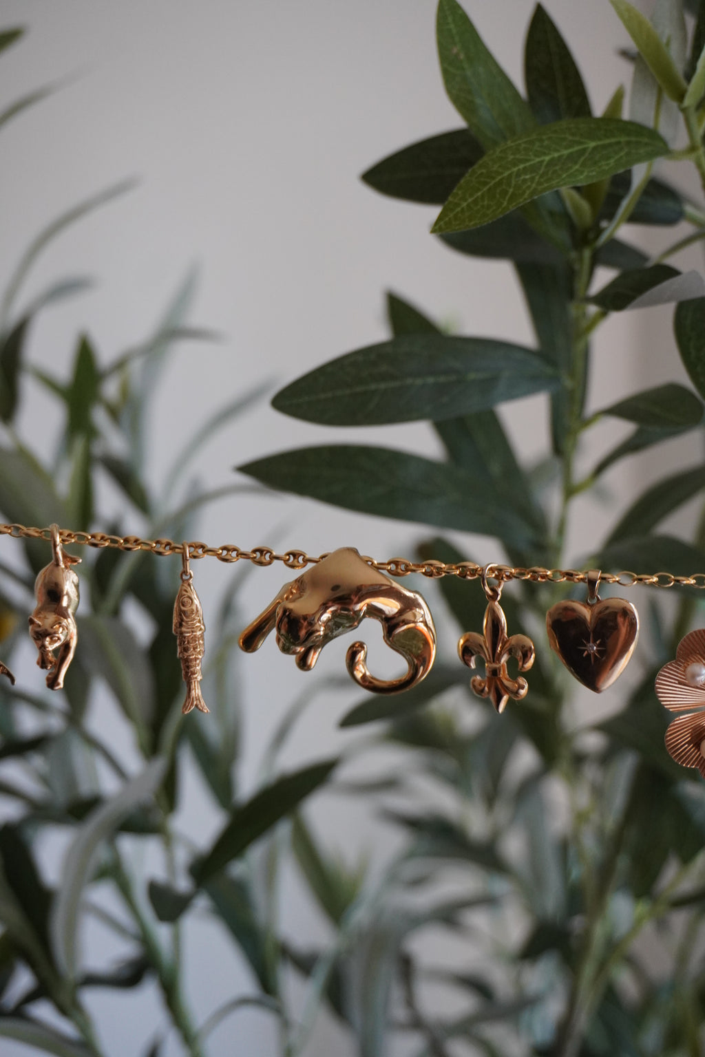 14K Yellow Gold Hanging Panther Pendant (4 g)