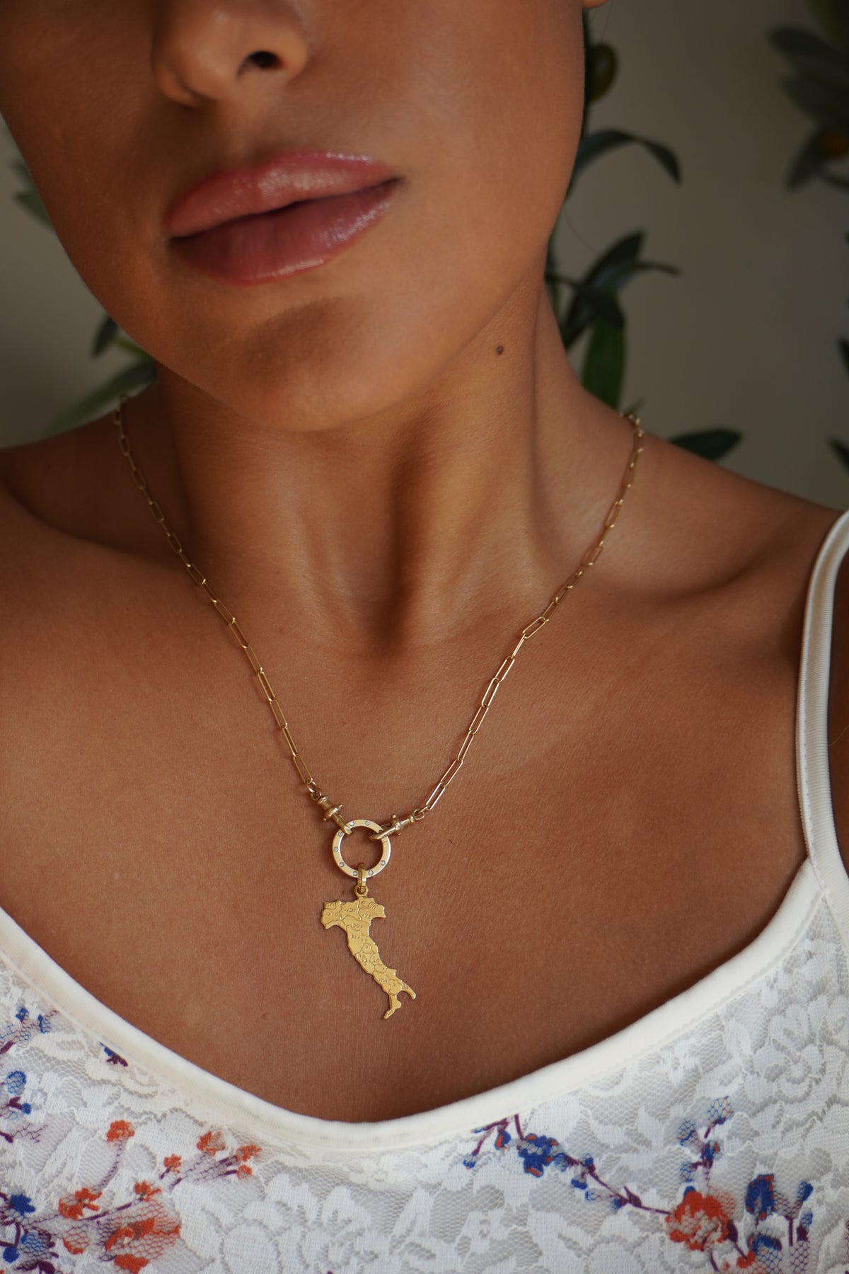 18K Yellow Gold Italy Pendant ( 1.8 g)