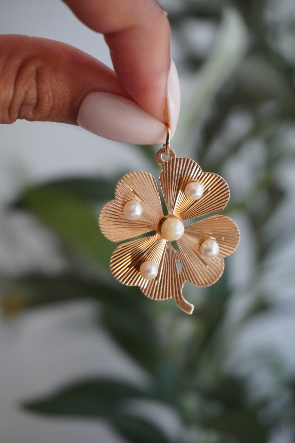 14K Yellow Gold 5 Pearl Engine Turned Four Leaf Clover Pendant (5.7 g)