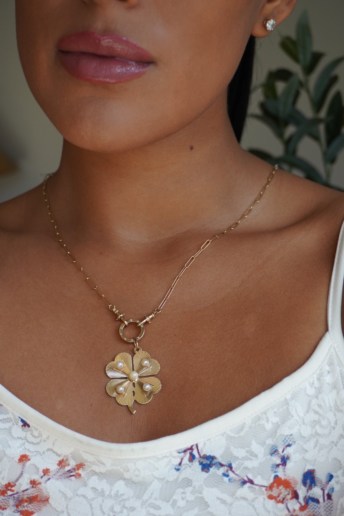 14K Yellow Gold 5 Pearl Engine Turned Four Leaf Clover Pendant (5.7 g)