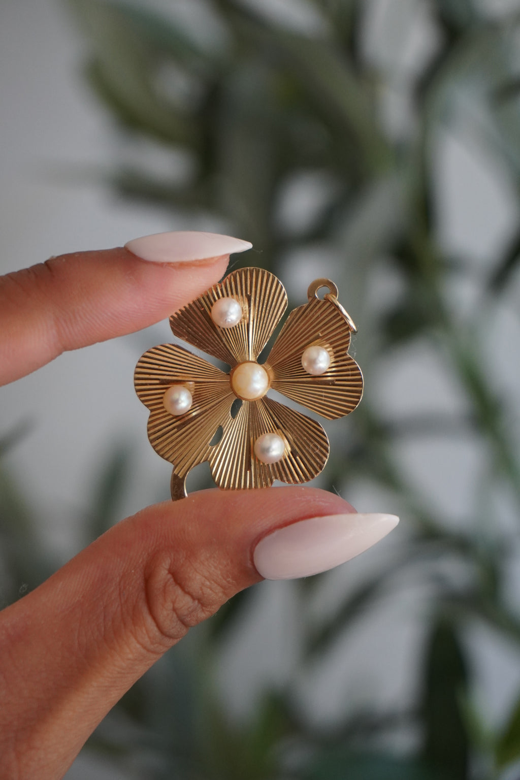 14K Yellow Gold 5 Pearl Engine Turned Four Leaf Clover Pendant (5.7 g)