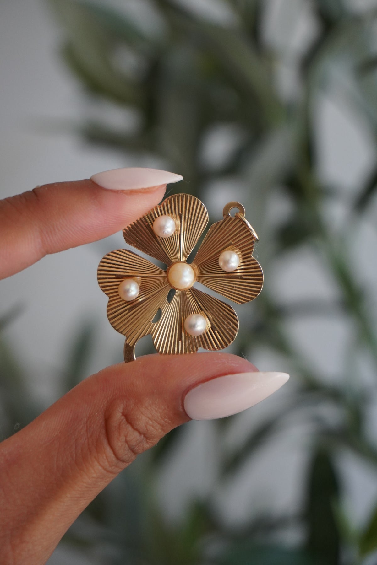 14K Yellow Gold 5 Pearl Engine Turned Four Leaf Clover Pendant (5.7 g)