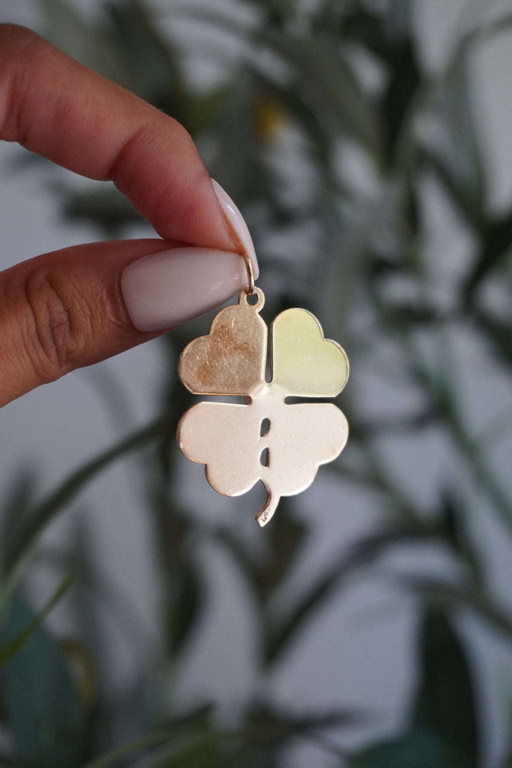 14K Yellow Gold 5 Pearl Engine Turned Four Leaf Clover Pendant (5.7 g)