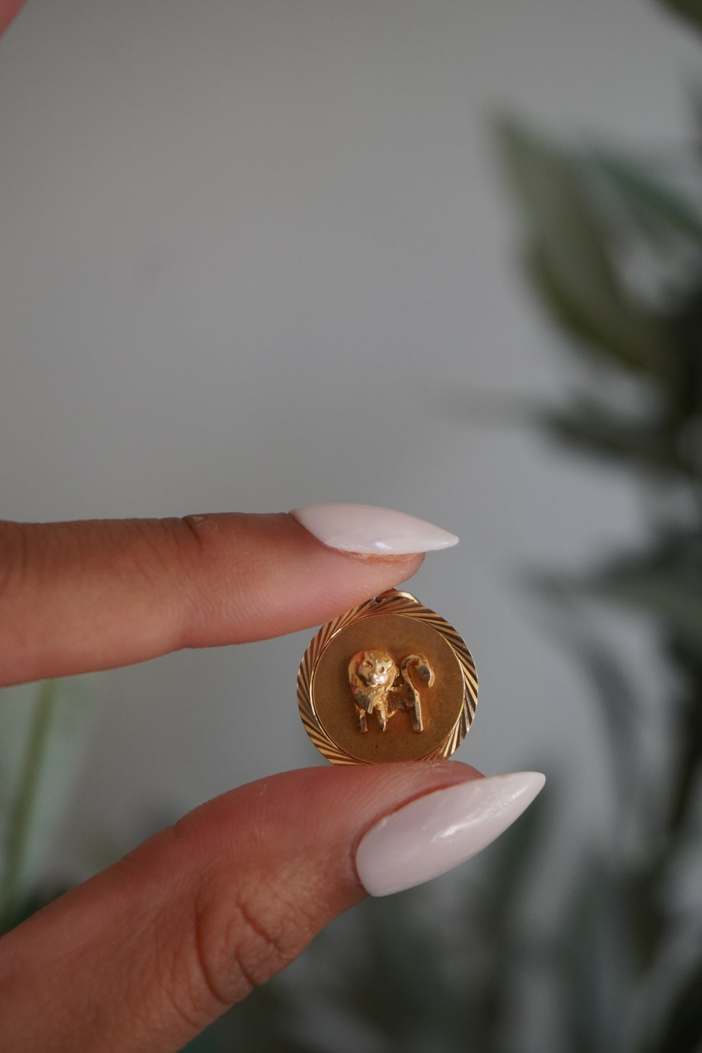 14K Yellow Gold Leo Zodiac Pendant (2.1 g)