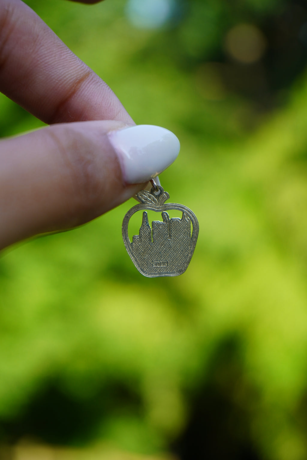 14K Yellow Gold New York Skyline Apple Pendant 0.40" 2.1g