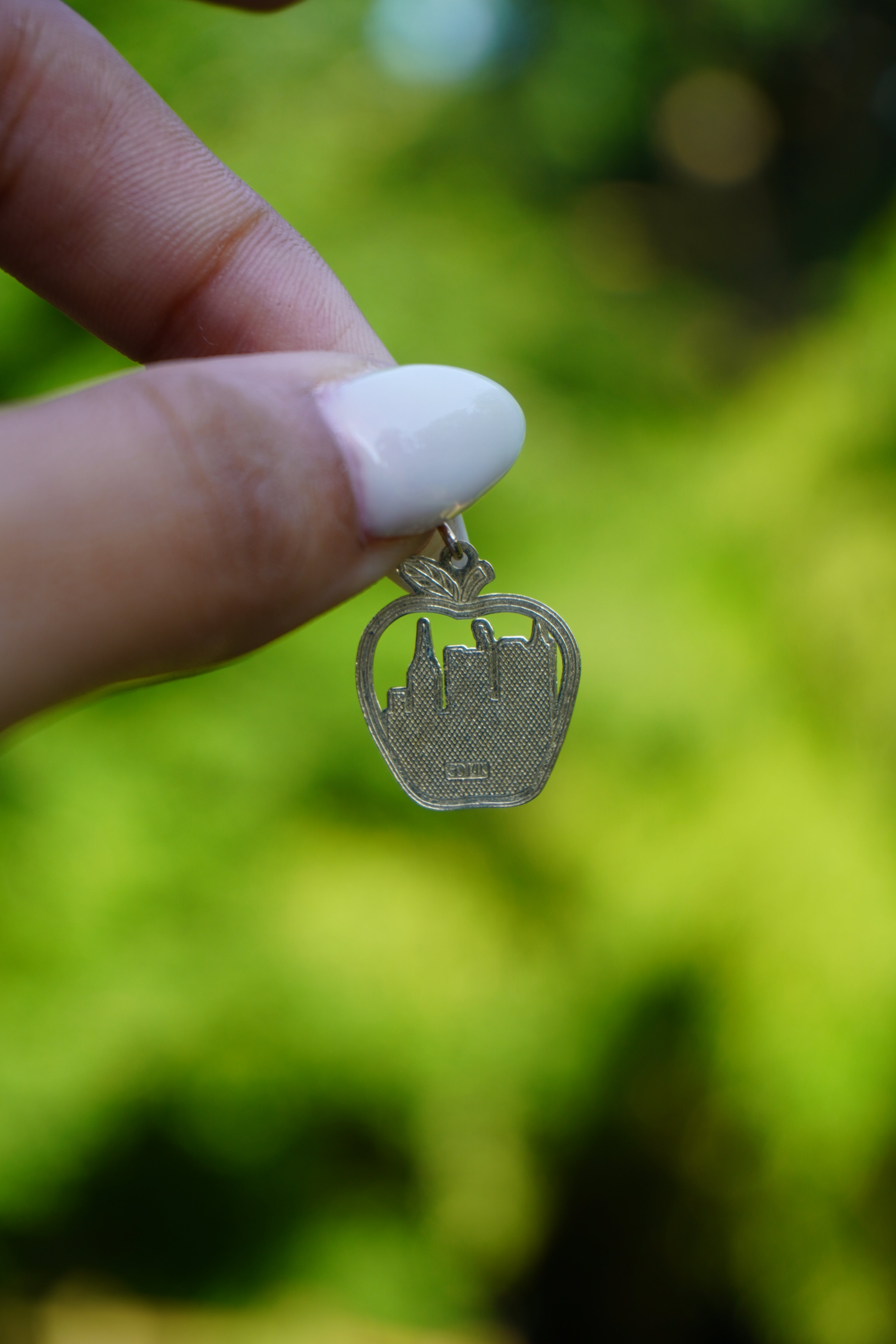 14K Yellow Gold New York Skyline Apple Pendant 0.40" 2.1g
