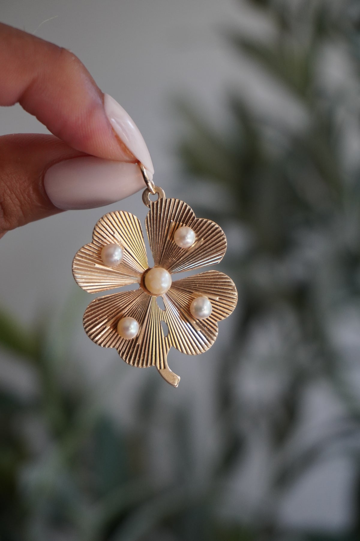 14K Yellow Gold 5 Pearl Engine Turned Four Leaf Clover Pendant (5.7 g)
