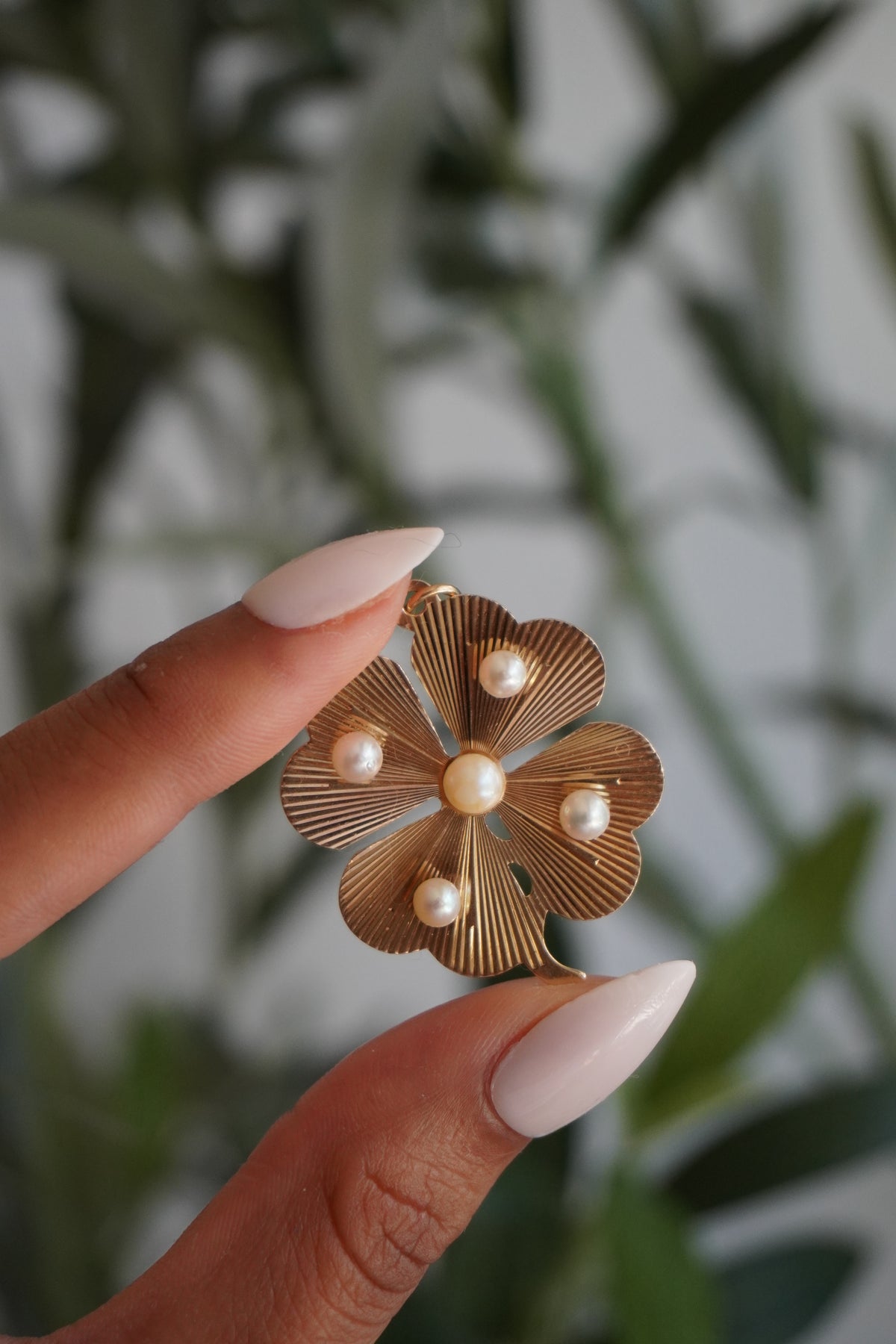 14K Yellow Gold 5 Pearl Engine Turned Four Leaf Clover Pendant (5.7 g)
