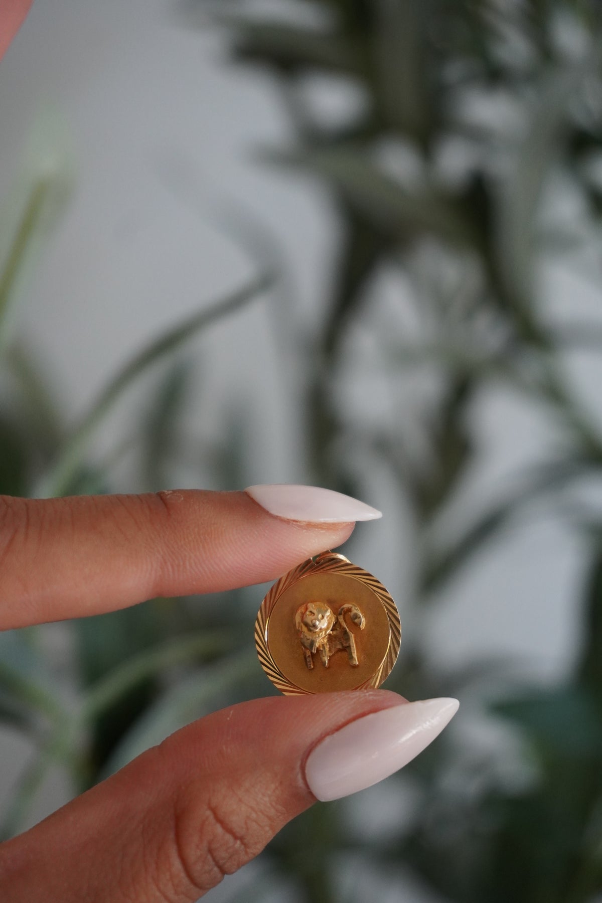 14K Yellow Gold Leo Zodiac Pendant (2.1 g)